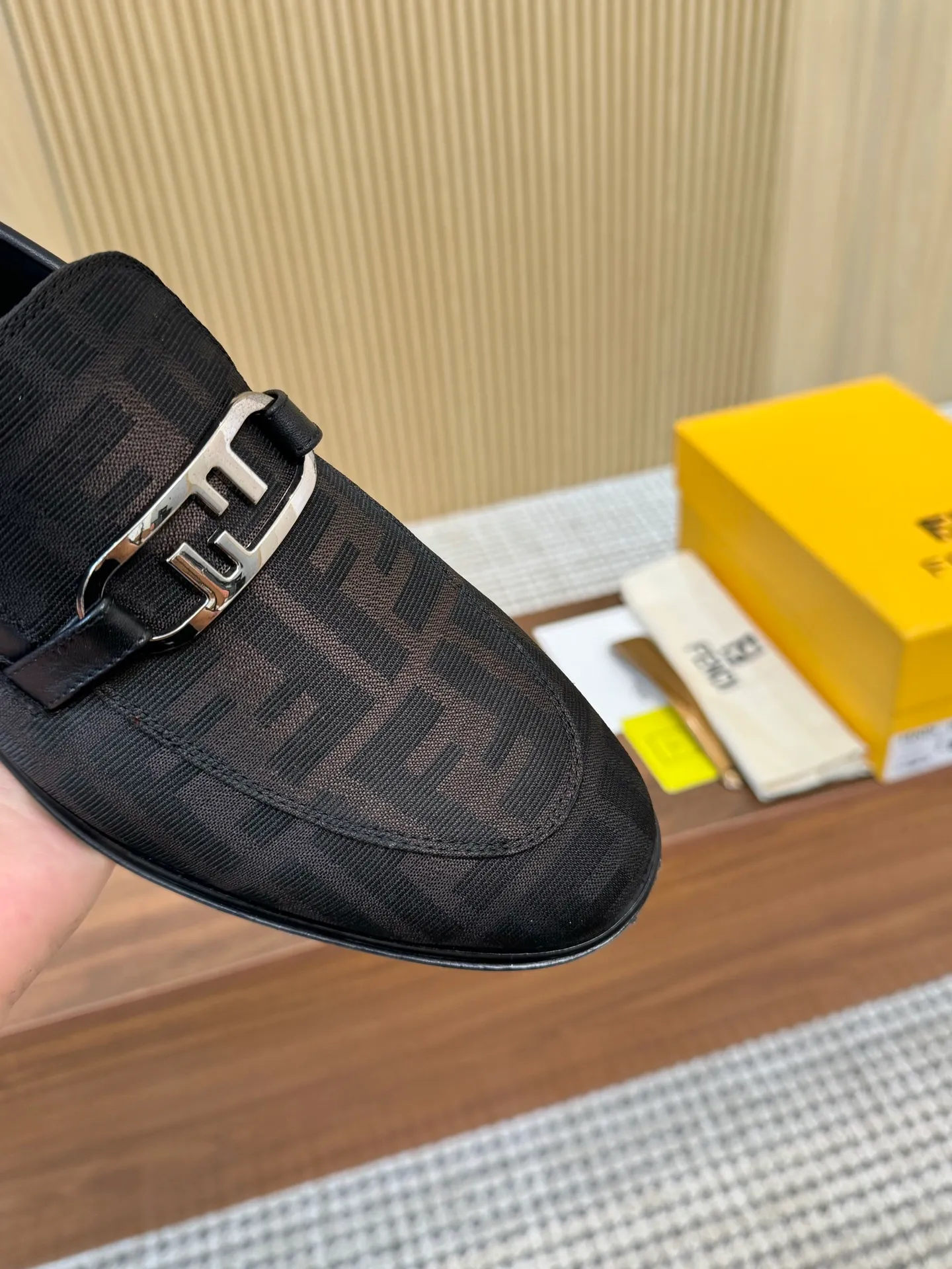 [FENDI] Top P: 980💰 ▪️Size: Men's 39-44. (Customized at 38.45.46) Fendi men's business casual leather shoes Imported brand cloth/calfskin/open edge beads/brand logo printing -Inside: Comfortable cowhide lining -Outsole: Genuine leather outsole with rubber backing embedded in the heel, perfect injection molding -Ultra-high quality control·Fine workmanship: highlighted (high-end·luxury·grade)